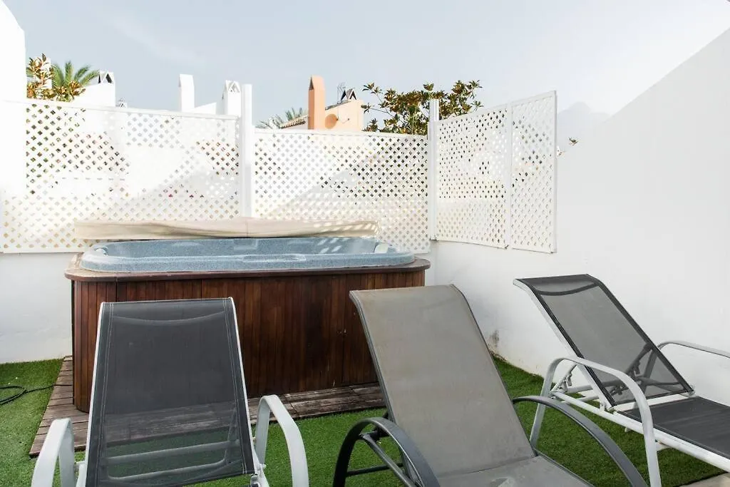 マルベーリャ Boutique Townhouse With Hot Tub Near Puerto Banusヴィラ